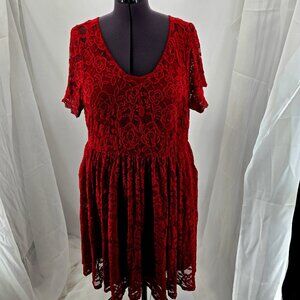 73-21 Torrid Midi Red Lace short sleeve Lined Rose Dress Size 1 (12/14)